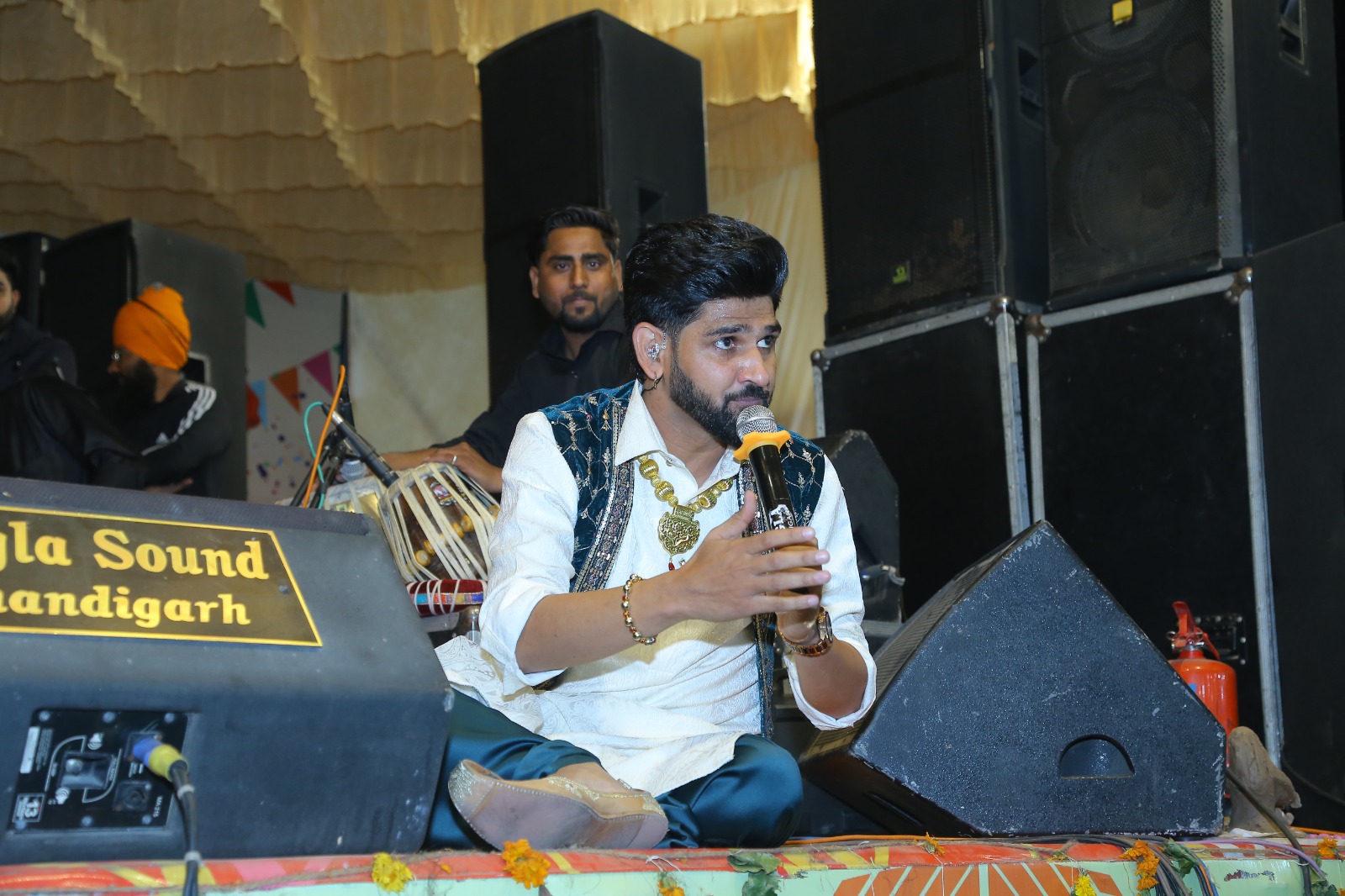 The performance of folk singers in Saras Mela mesmerized the audience and listeners